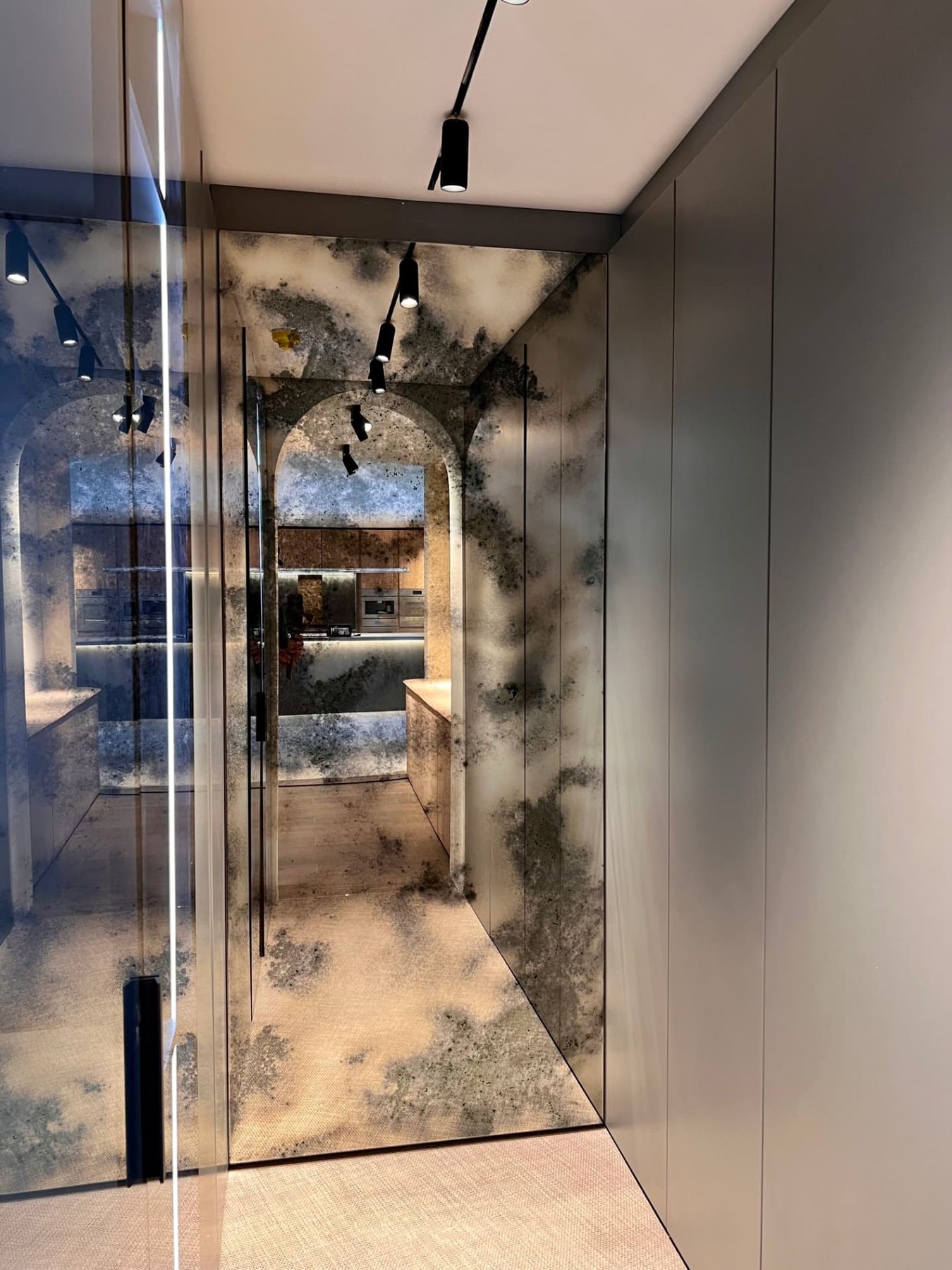 Dressing room — Timeworn Heavy Distress mirror